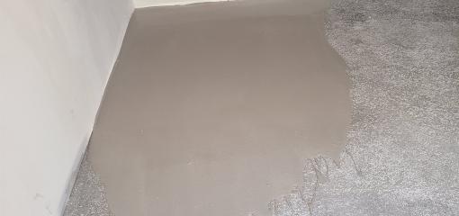 Self-levelling floor smoothing