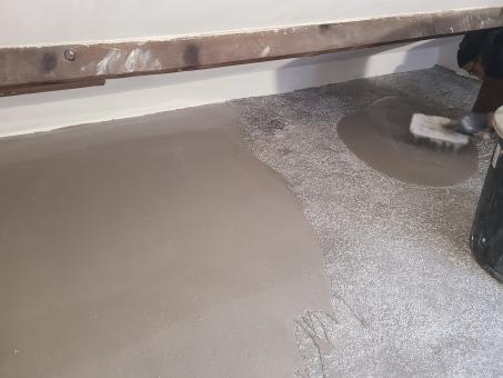 Self-levelling floor smoothing