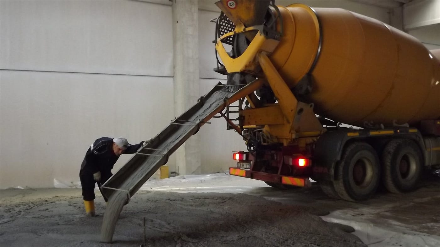 Placing a lightweight subfloor from a truck mixer in an industrial building